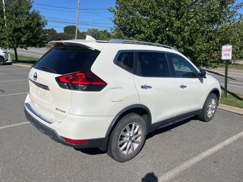 2017 Nissan Rogue SV photo 2