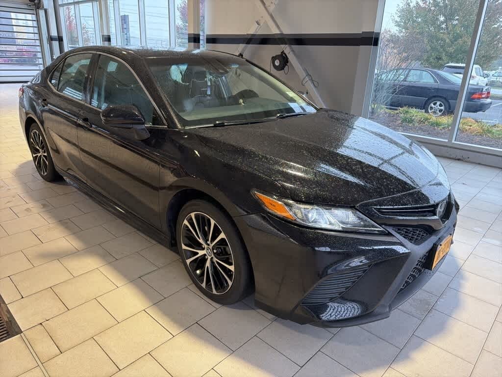 Used 2018 Toyota Camry SE Sedan