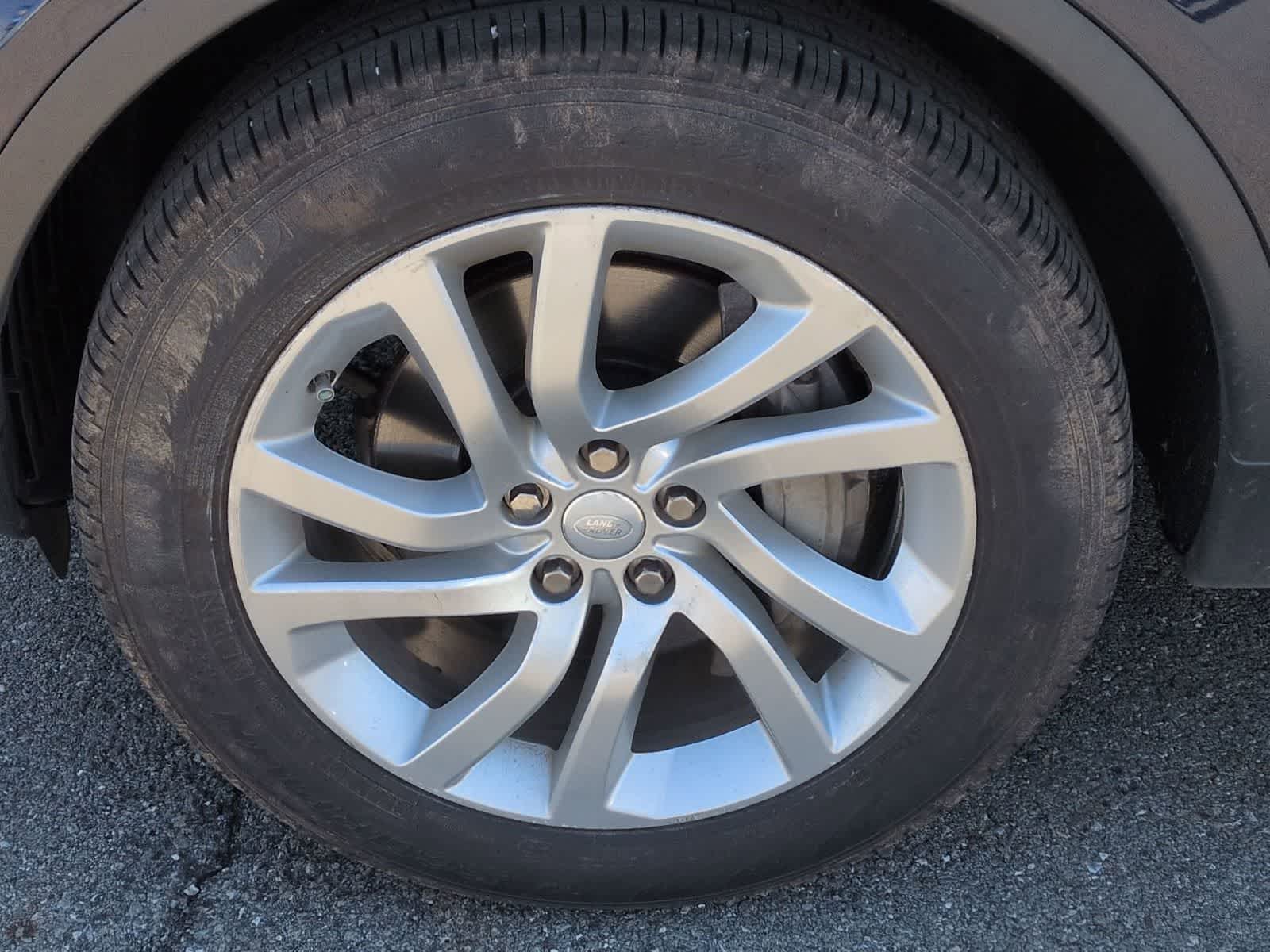 Thumbnail: 2020 Land Rover Discovery - 14