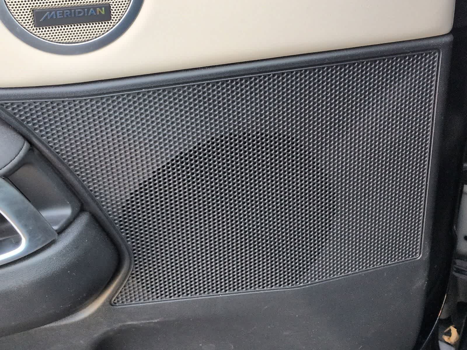 Thumbnail: 2020 Land Rover Discovery - 32