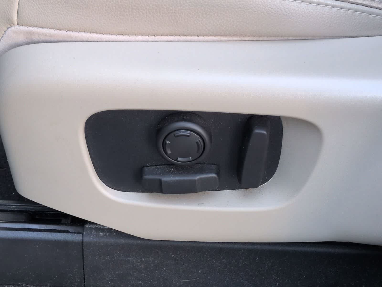 Thumbnail: 2020 Land Rover Discovery - 18