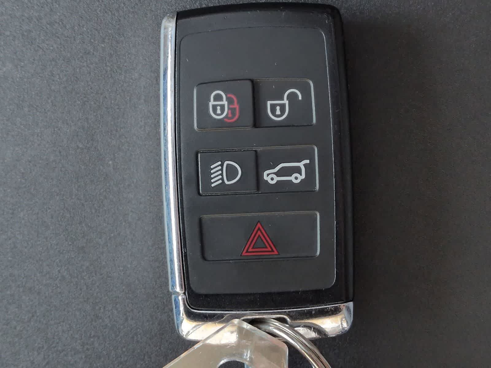 Thumbnail: 2020 Land Rover Discovery - 36