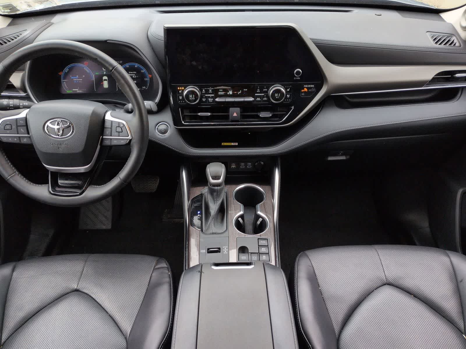 Thumbnail: 2023 Toyota Highlander - 16