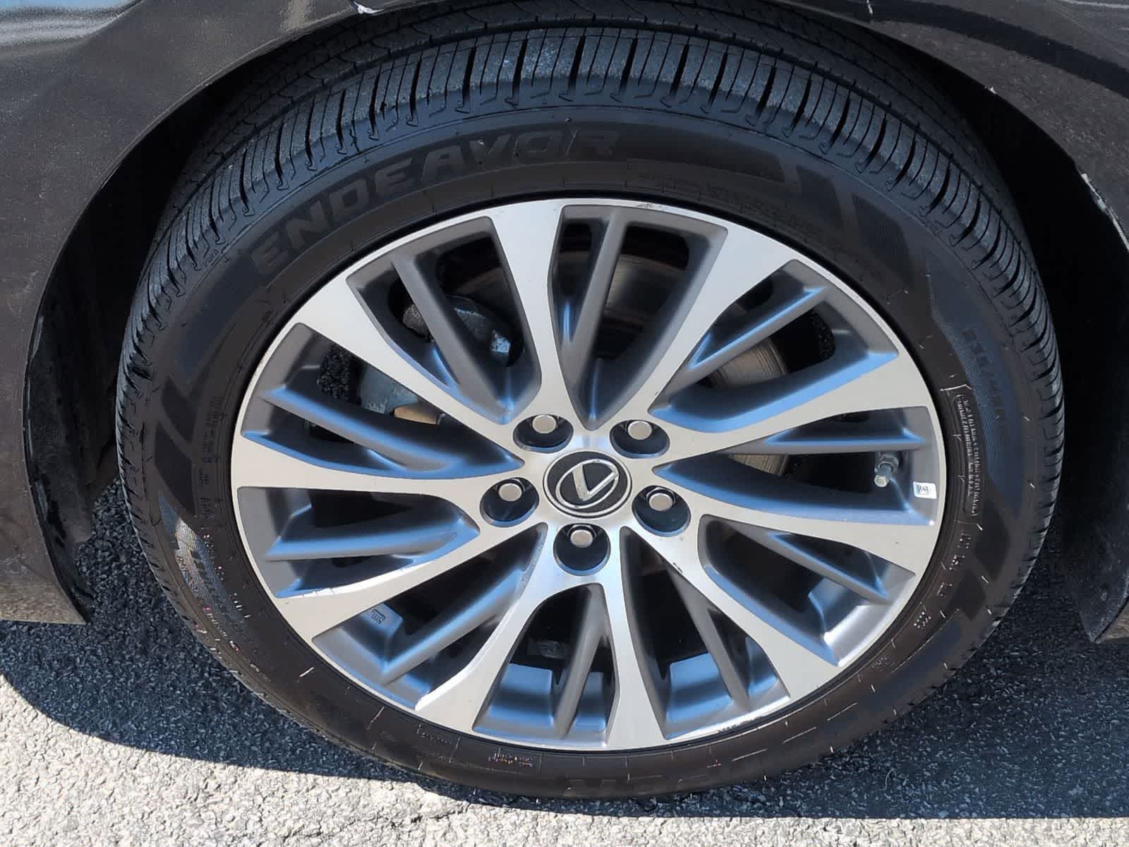 Thumbnail: 2021 Lexus ES - 14