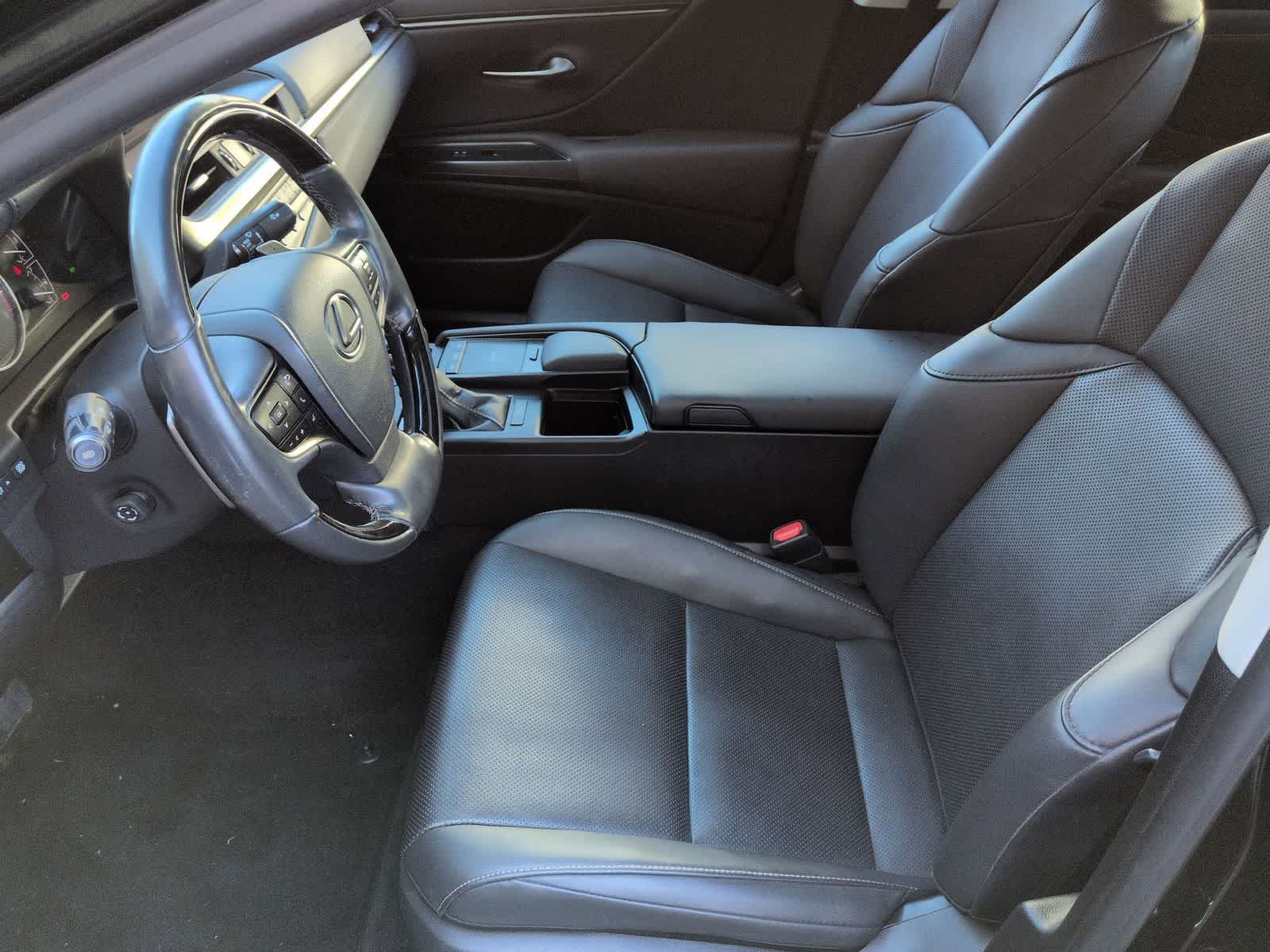 Thumbnail: 2021 Lexus ES - 17