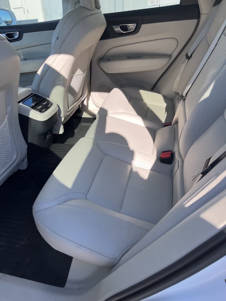 2021 Volvo XC60 T5 Inscription photo 2