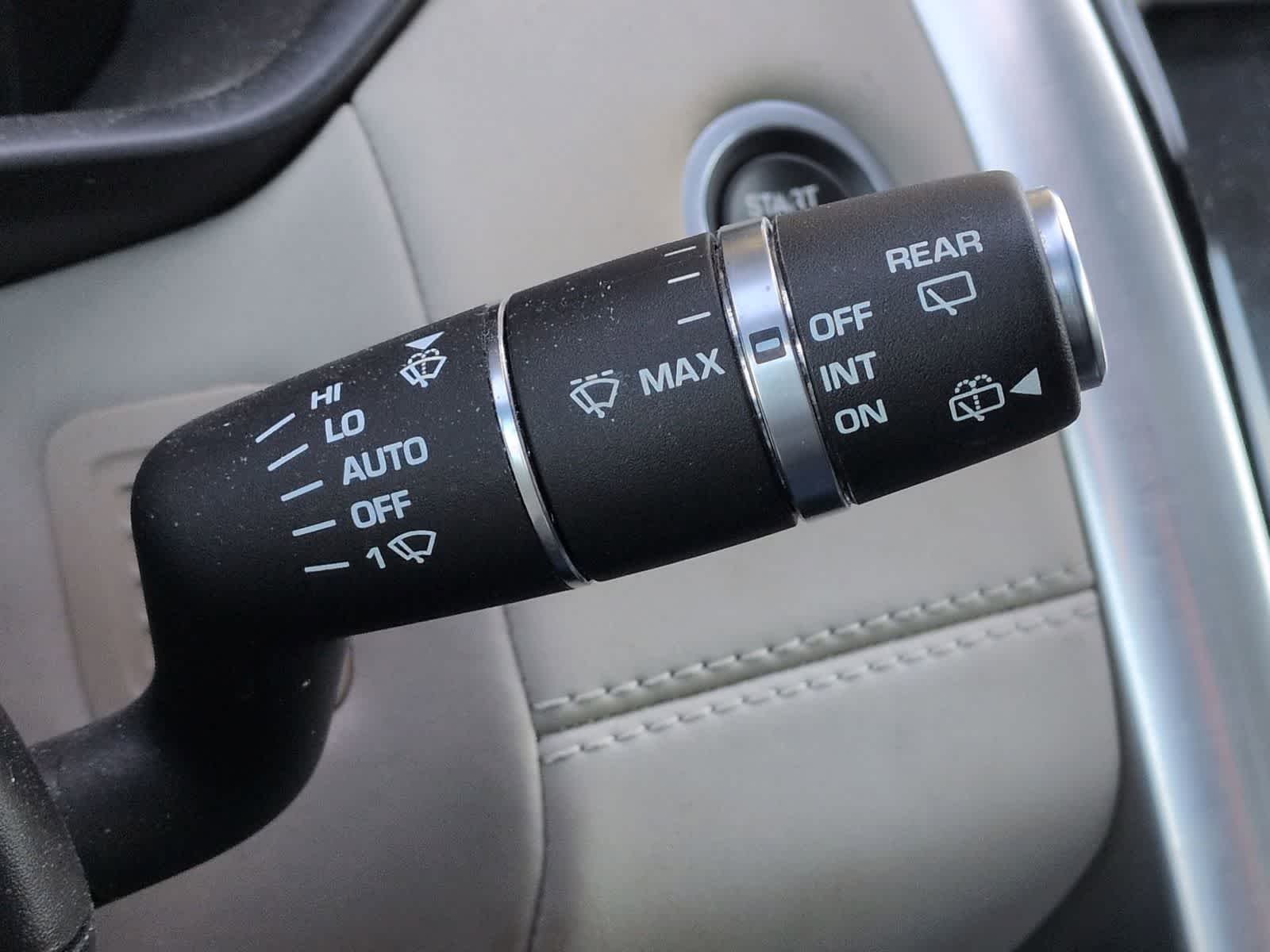 Thumbnail: 2020 Land Rover Discovery - 28