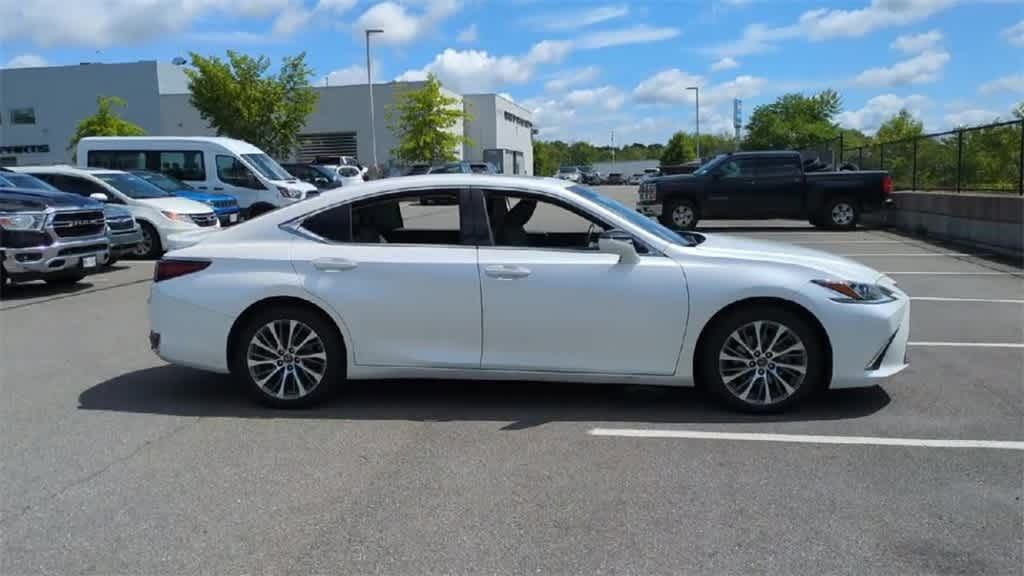 Thumbnail: 2021 Lexus ES - 9