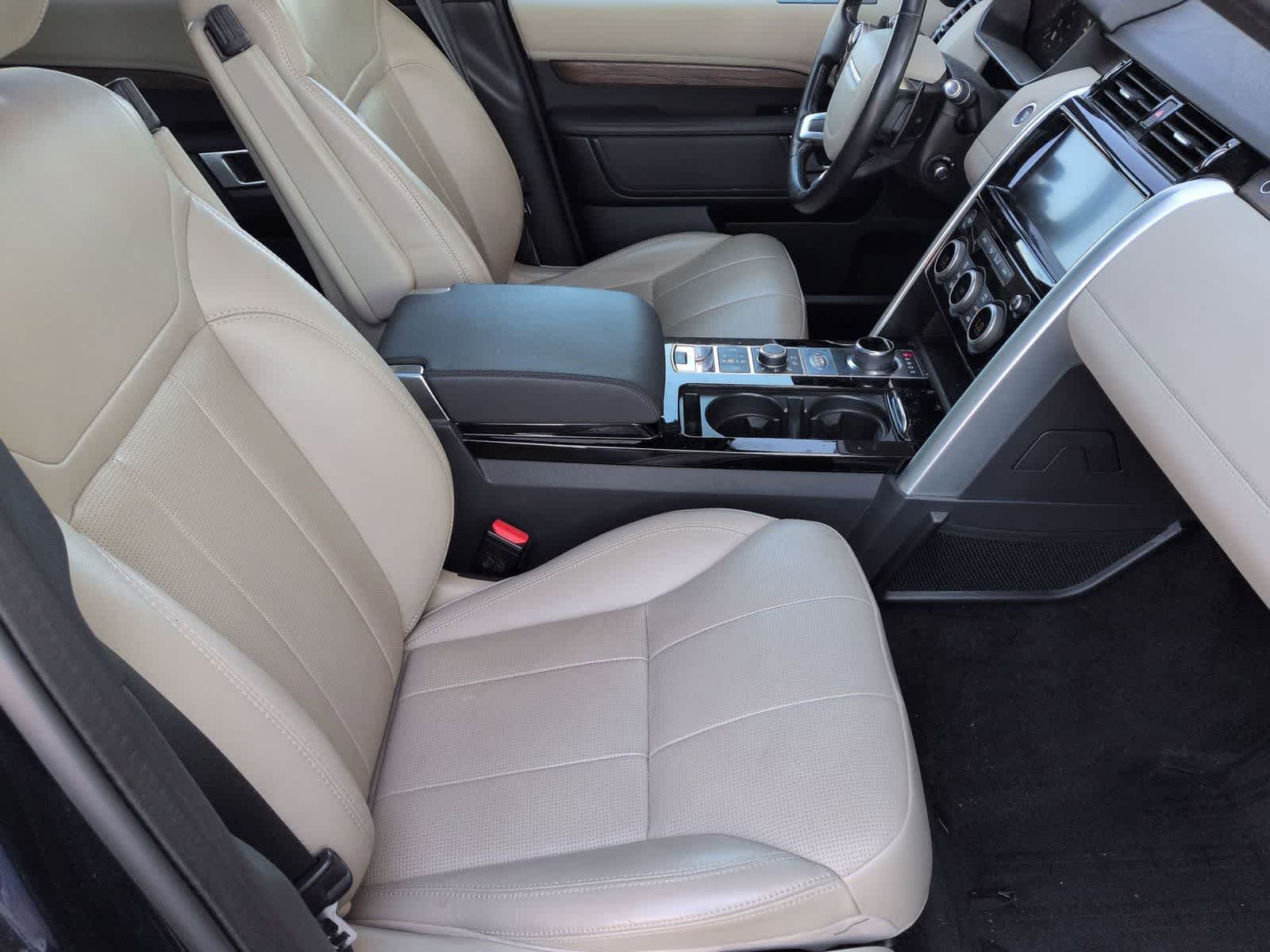 Thumbnail: 2020 Land Rover Discovery - 24