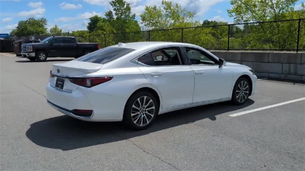 Thumbnail: 2021 Lexus ES - 8