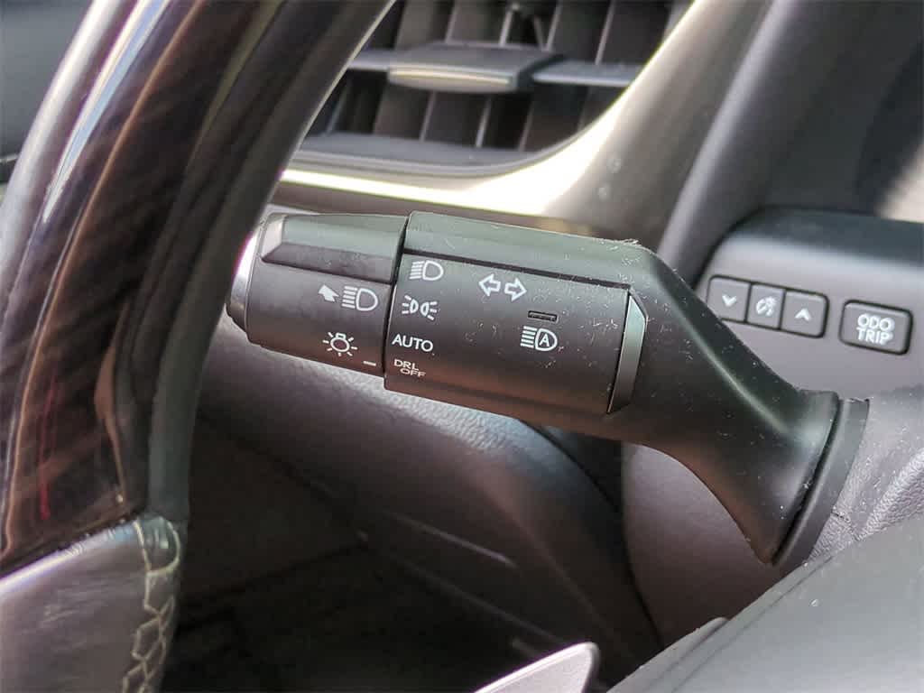 Thumbnail: 2021 Lexus ES - 29
