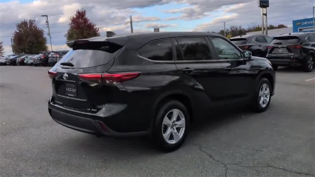 Thumbnail: 2023 Toyota Highlander - 7