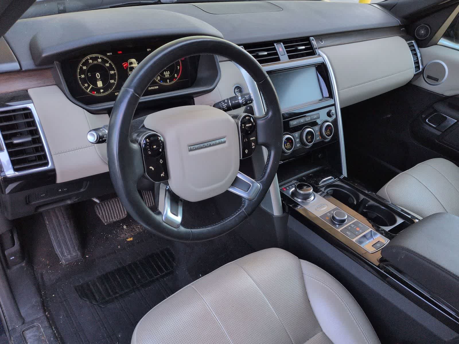 Thumbnail: 2020 Land Rover Discovery - 10