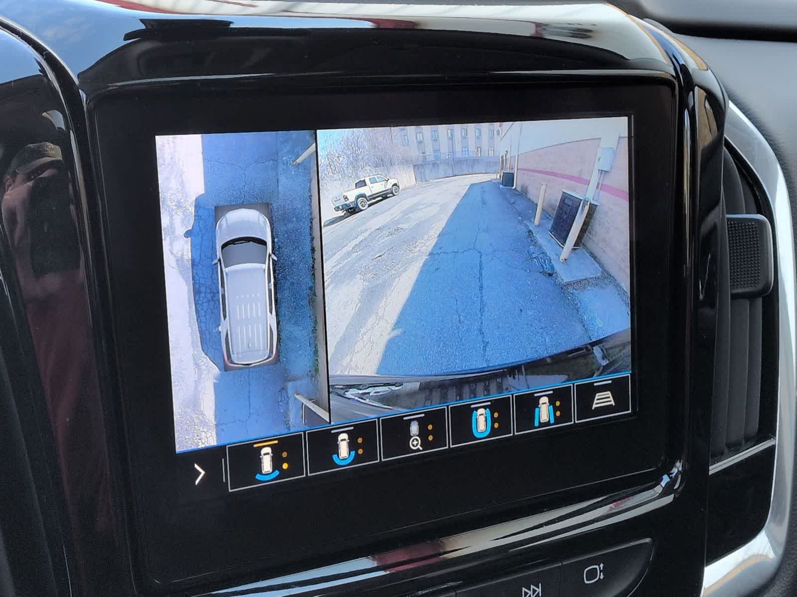 Thumbnail: 2020 Chevrolet Traverse - 32