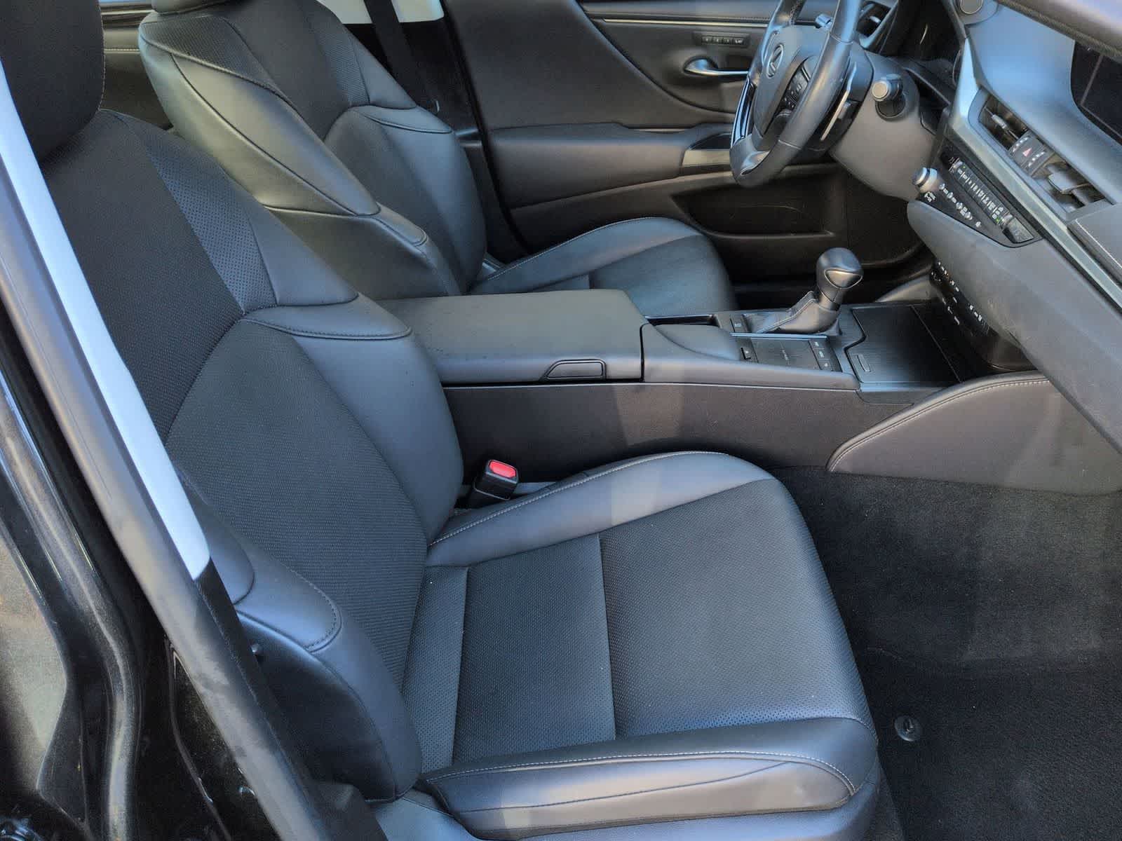 Thumbnail: 2021 Lexus ES - 24