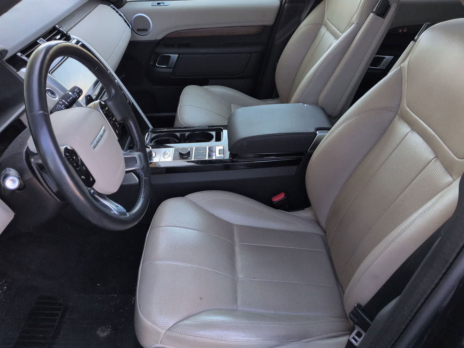 Thumbnail: 2020 Land Rover Discovery - 17