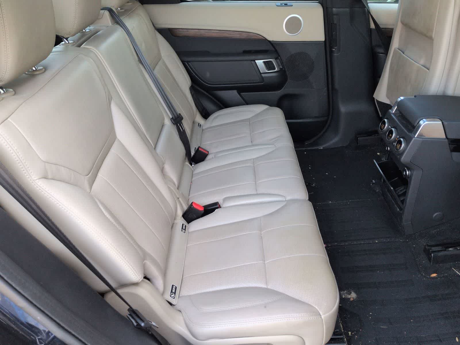 Thumbnail: 2020 Land Rover Discovery - 22