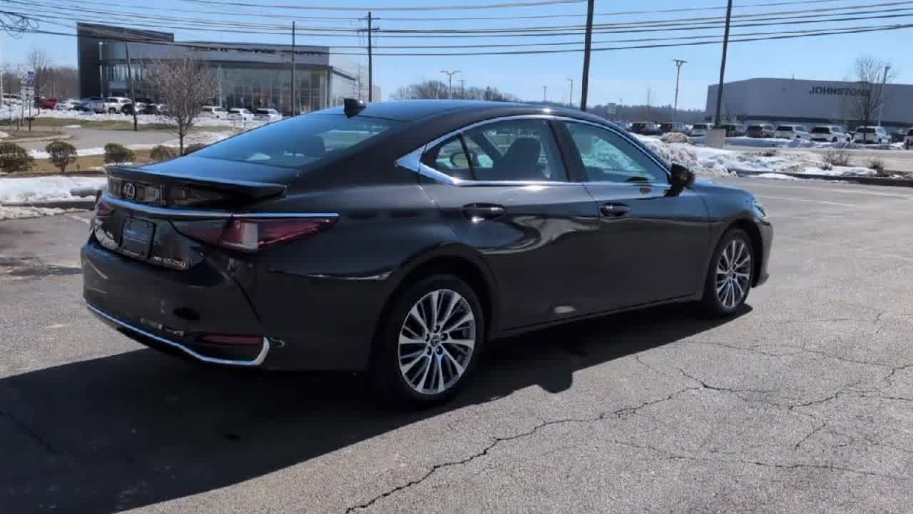 Thumbnail: 2021 Lexus ES - 8