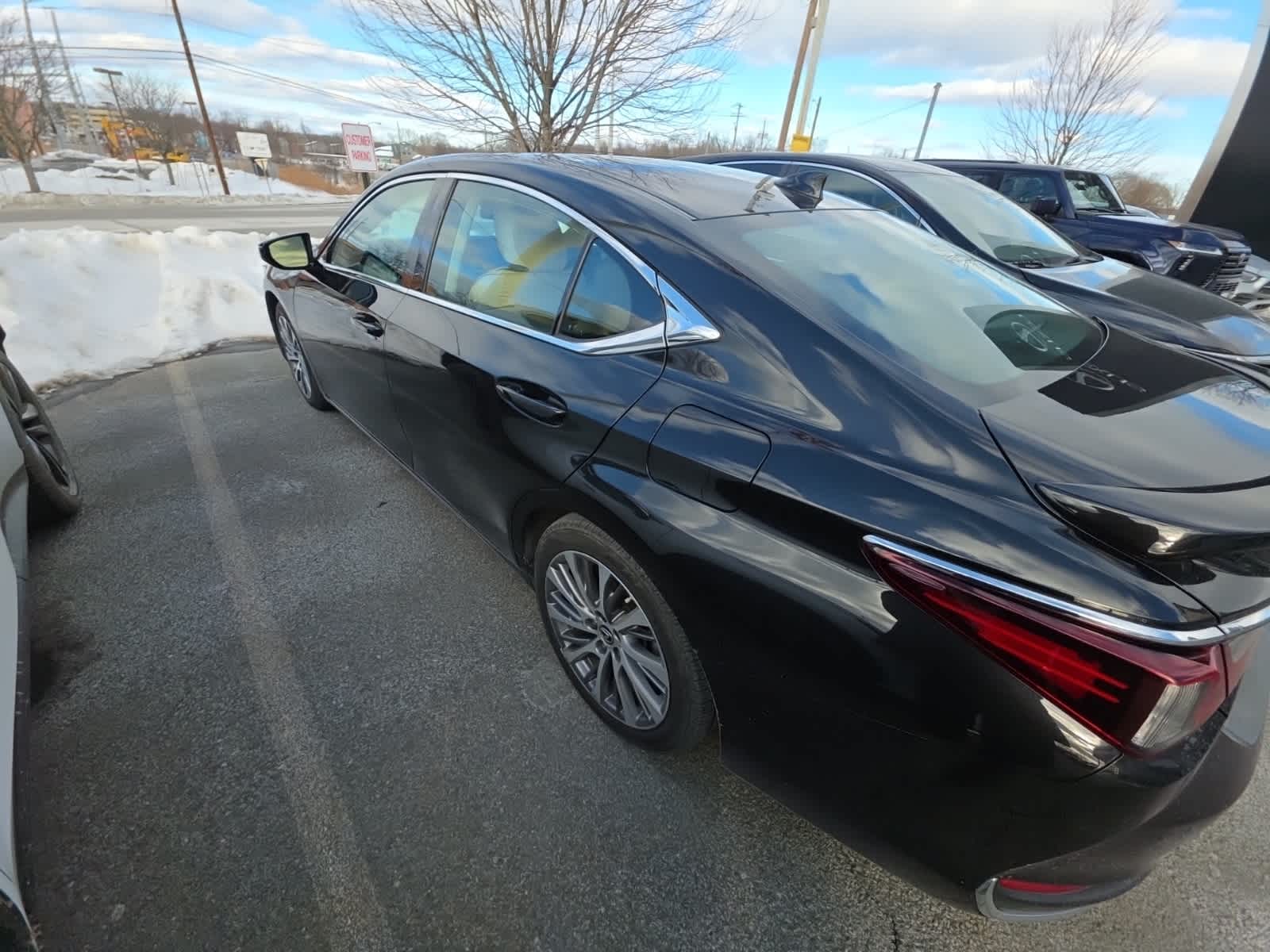 Thumbnail: 2021 Lexus ES - 7