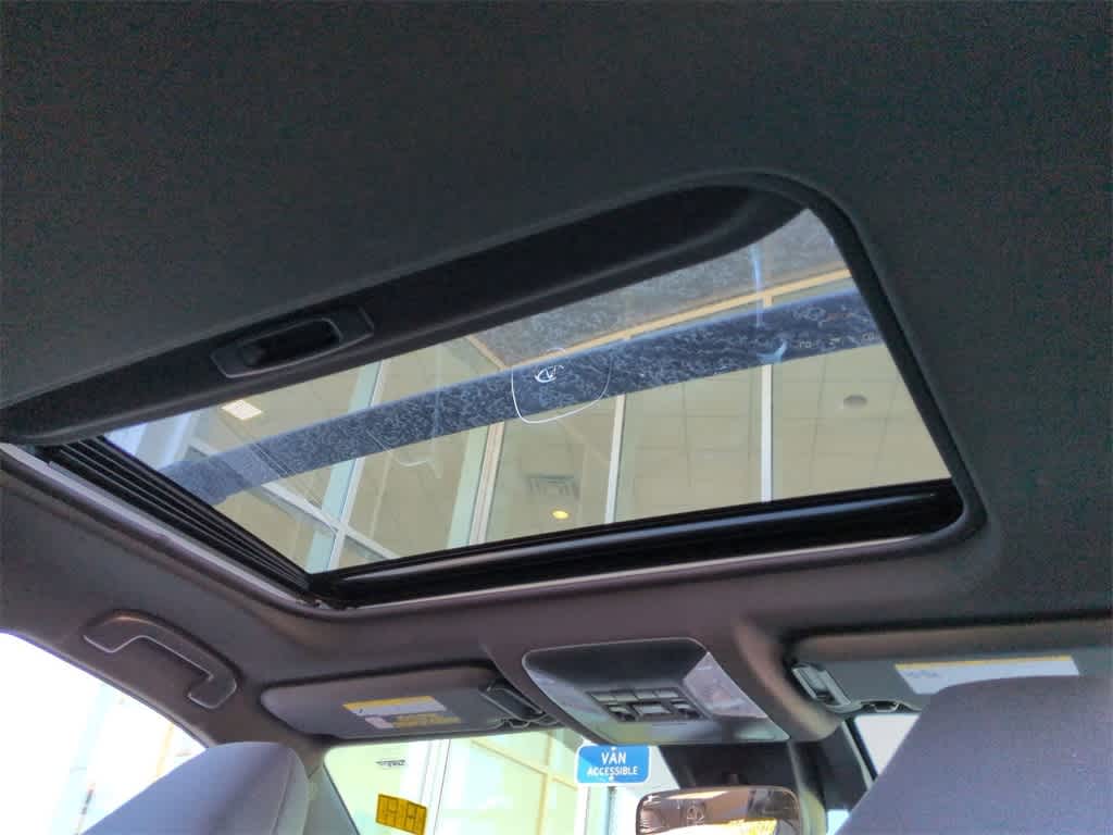 Thumbnail: 2022 Toyota RAV4 - 23