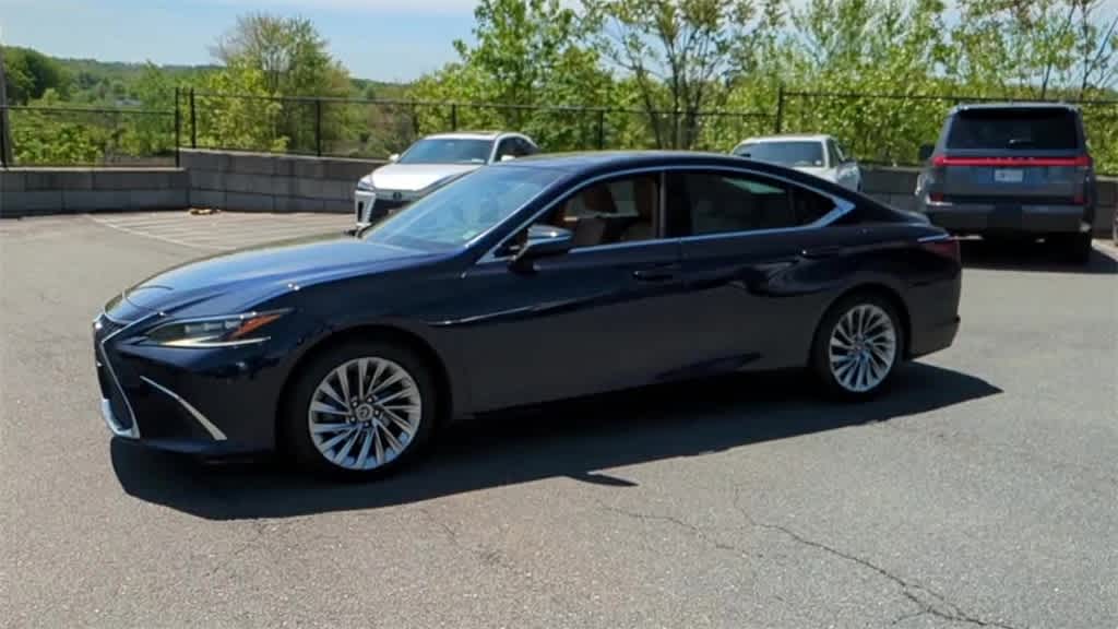 Thumbnail: 2022 Lexus ES - 4