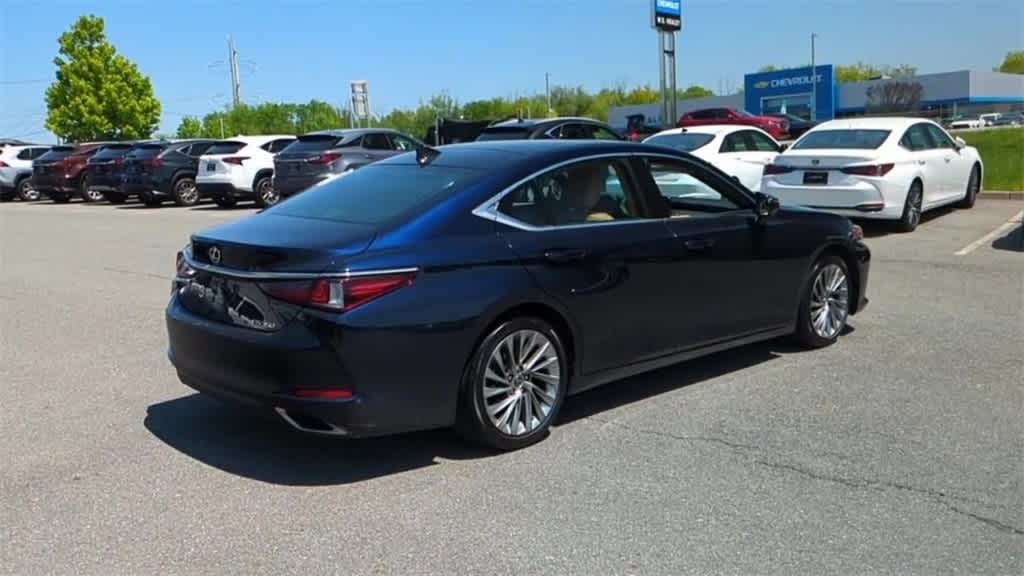 Thumbnail: 2022 Lexus ES - 8