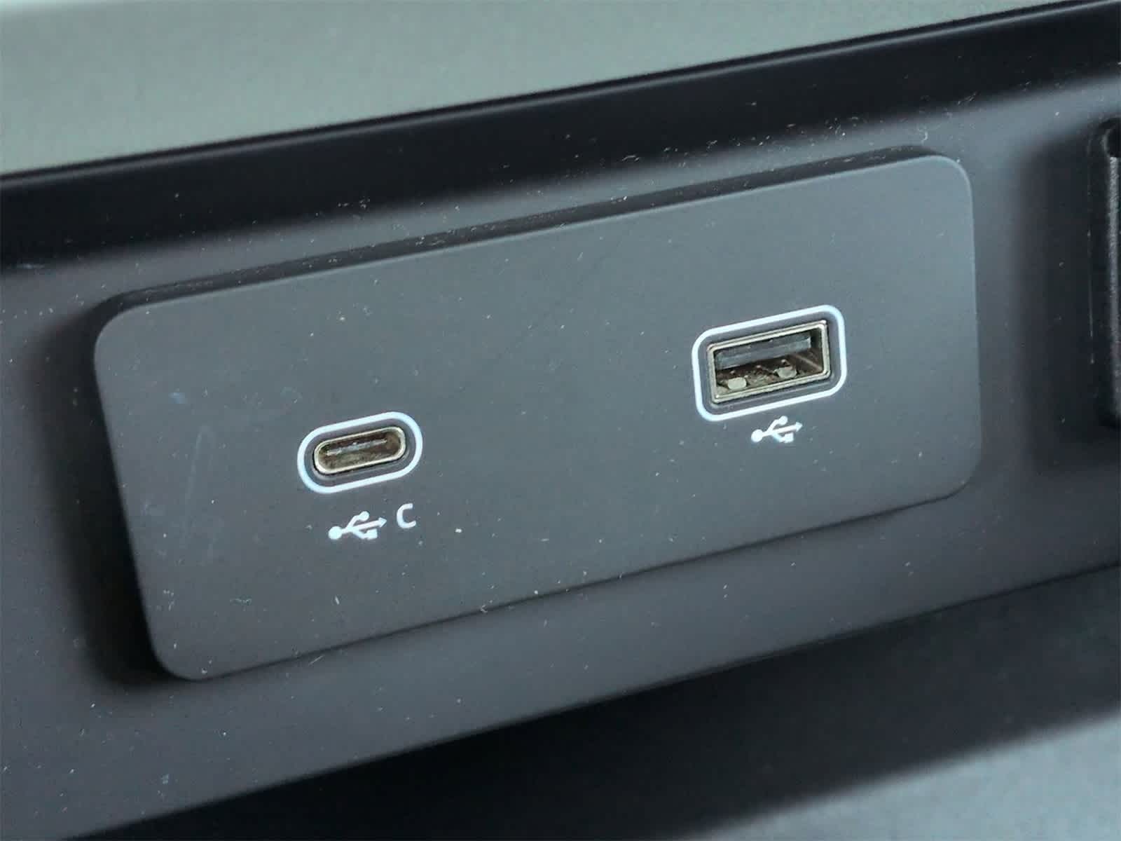 Thumbnail: 2020 Land Rover Defender - 33