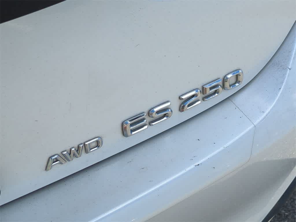 Thumbnail: 2021 Lexus ES - 13