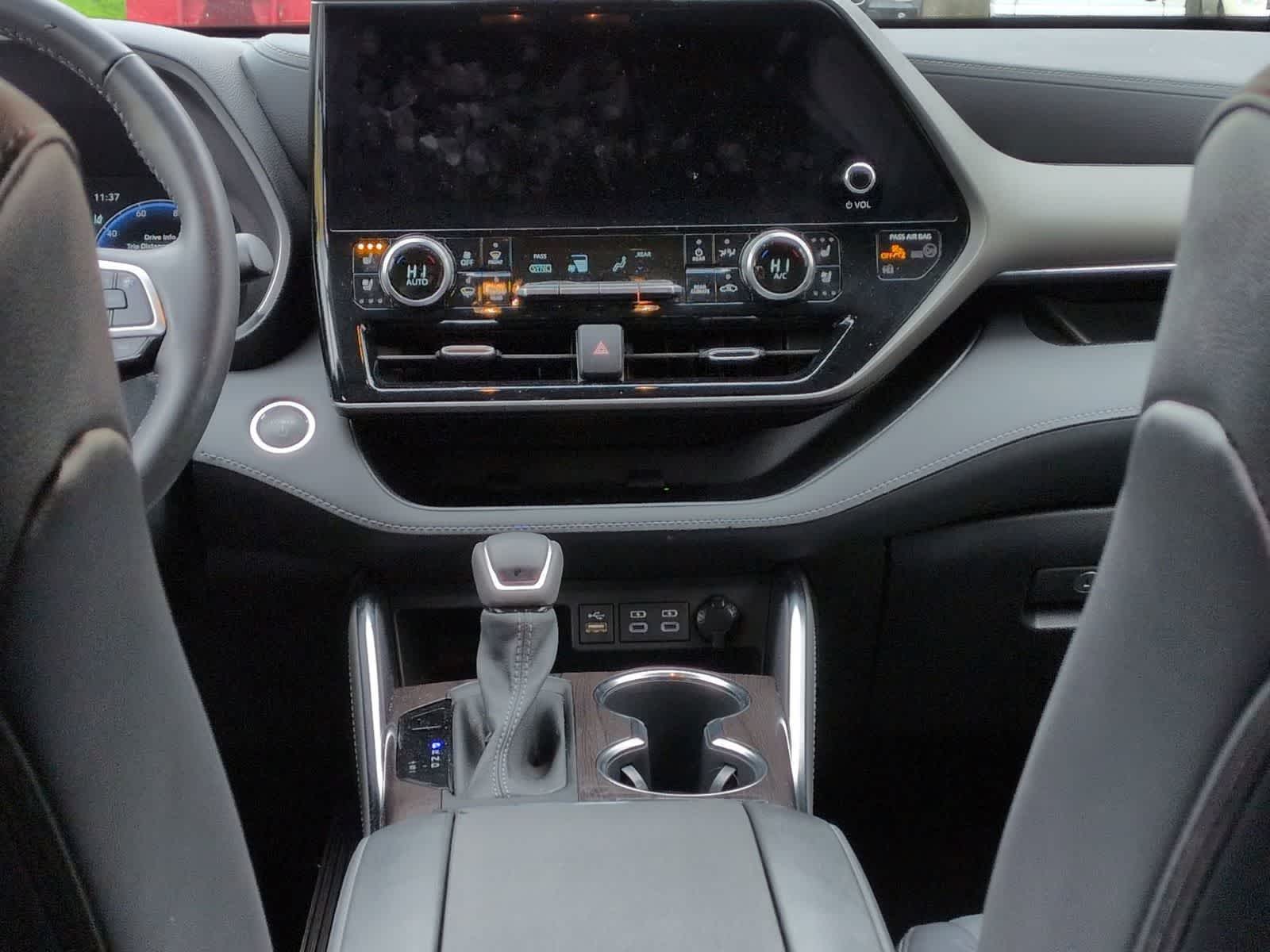 Thumbnail: 2023 Toyota Highlander - 30