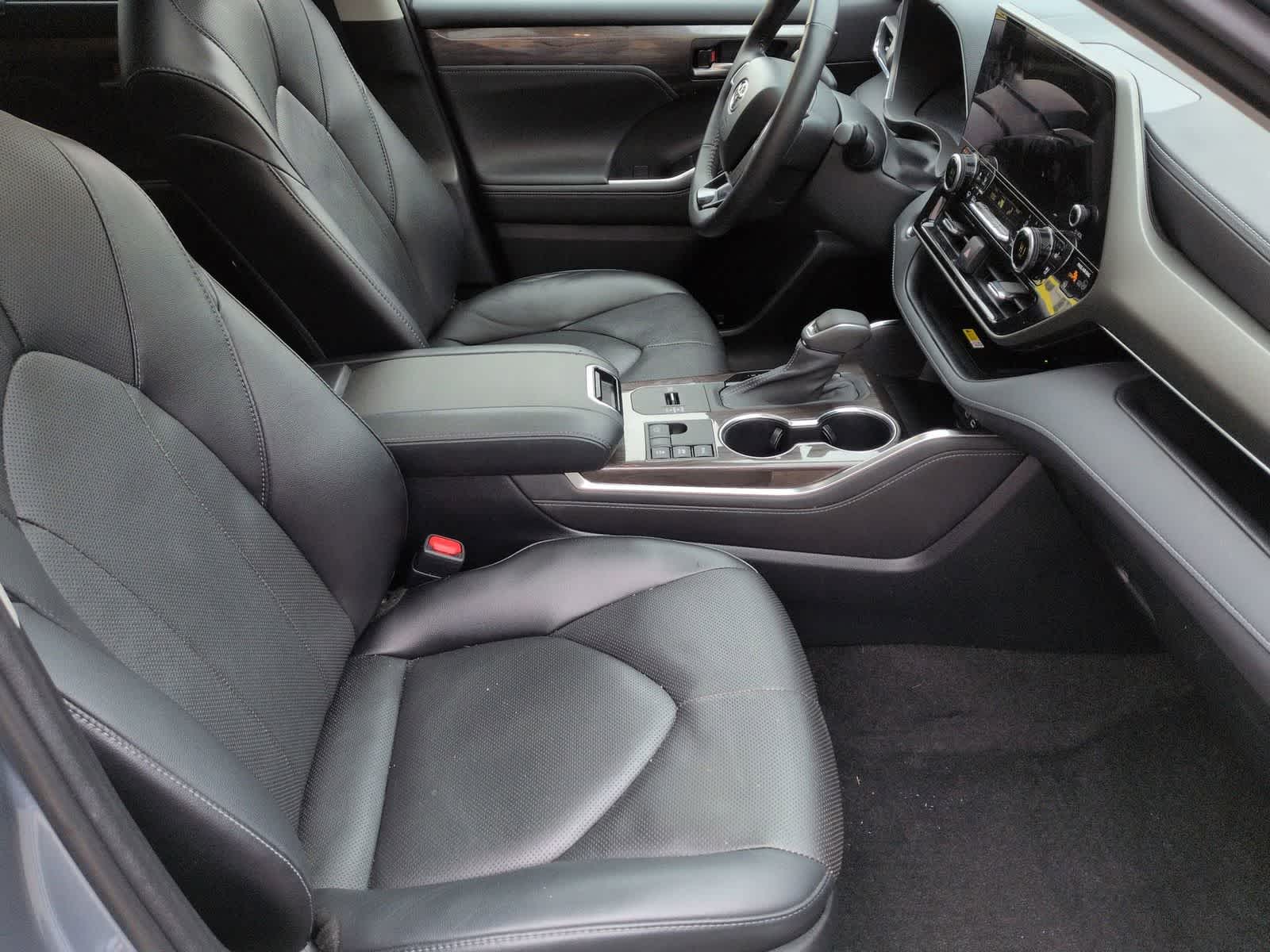 Thumbnail: 2023 Toyota Highlander - 24