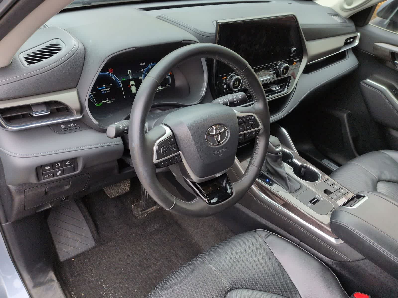 Thumbnail: 2023 Toyota Highlander - 10