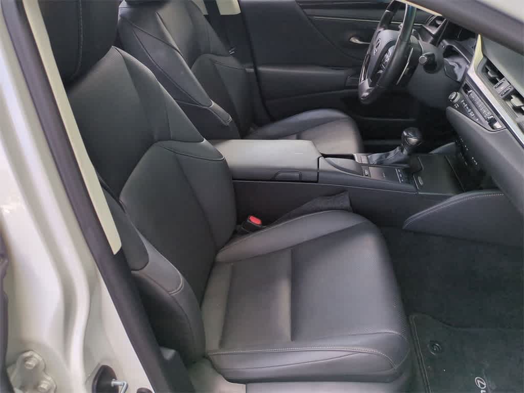 Thumbnail: 2021 Lexus ES - 24