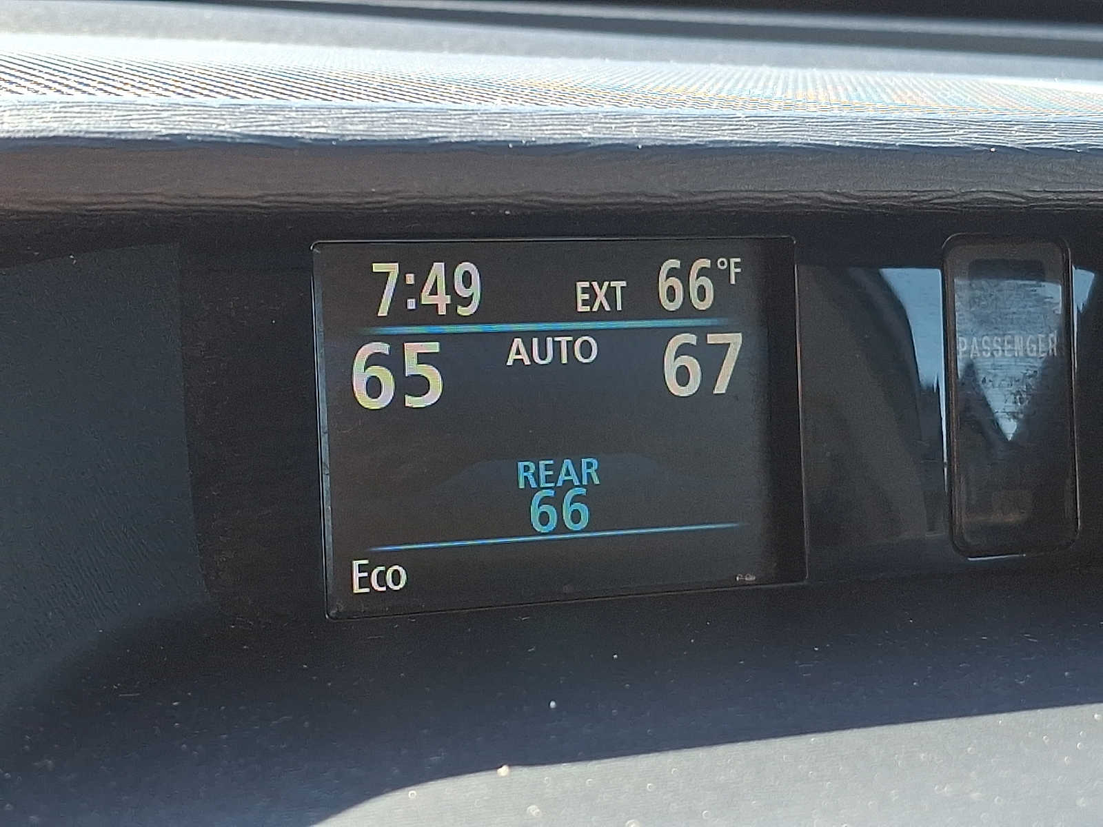 Thumbnail: 2014 Toyota Sienna - 15