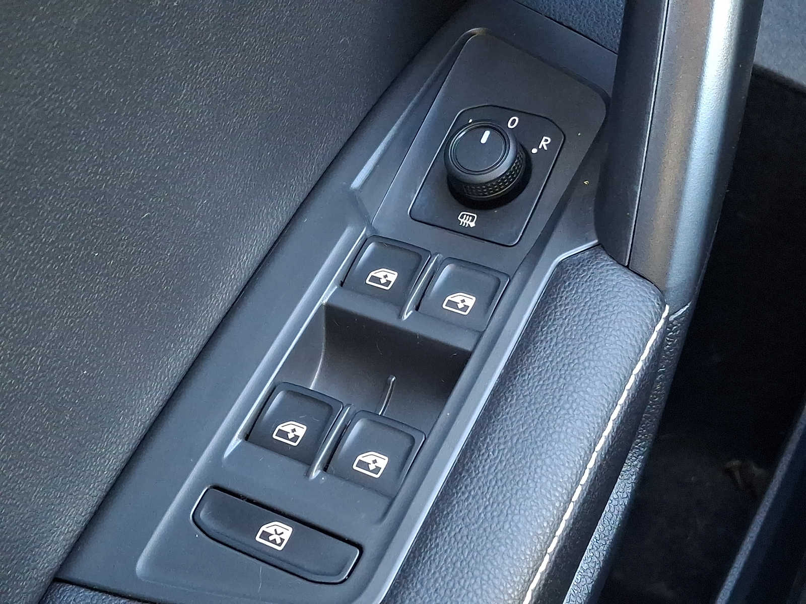 Thumbnail: 2022 Volkswagen Tiguan - 24