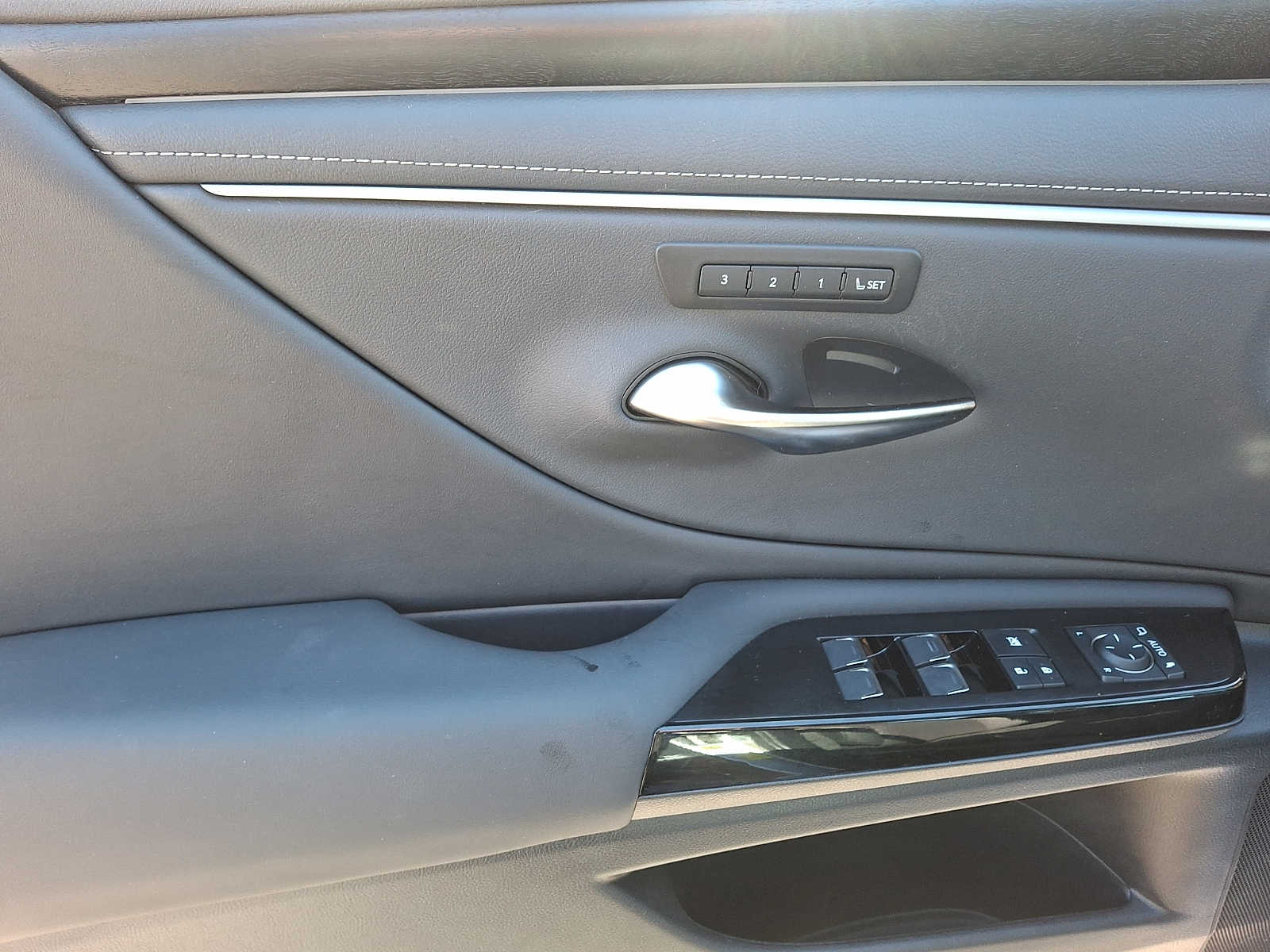 Thumbnail: 2023 Lexus ES - 9