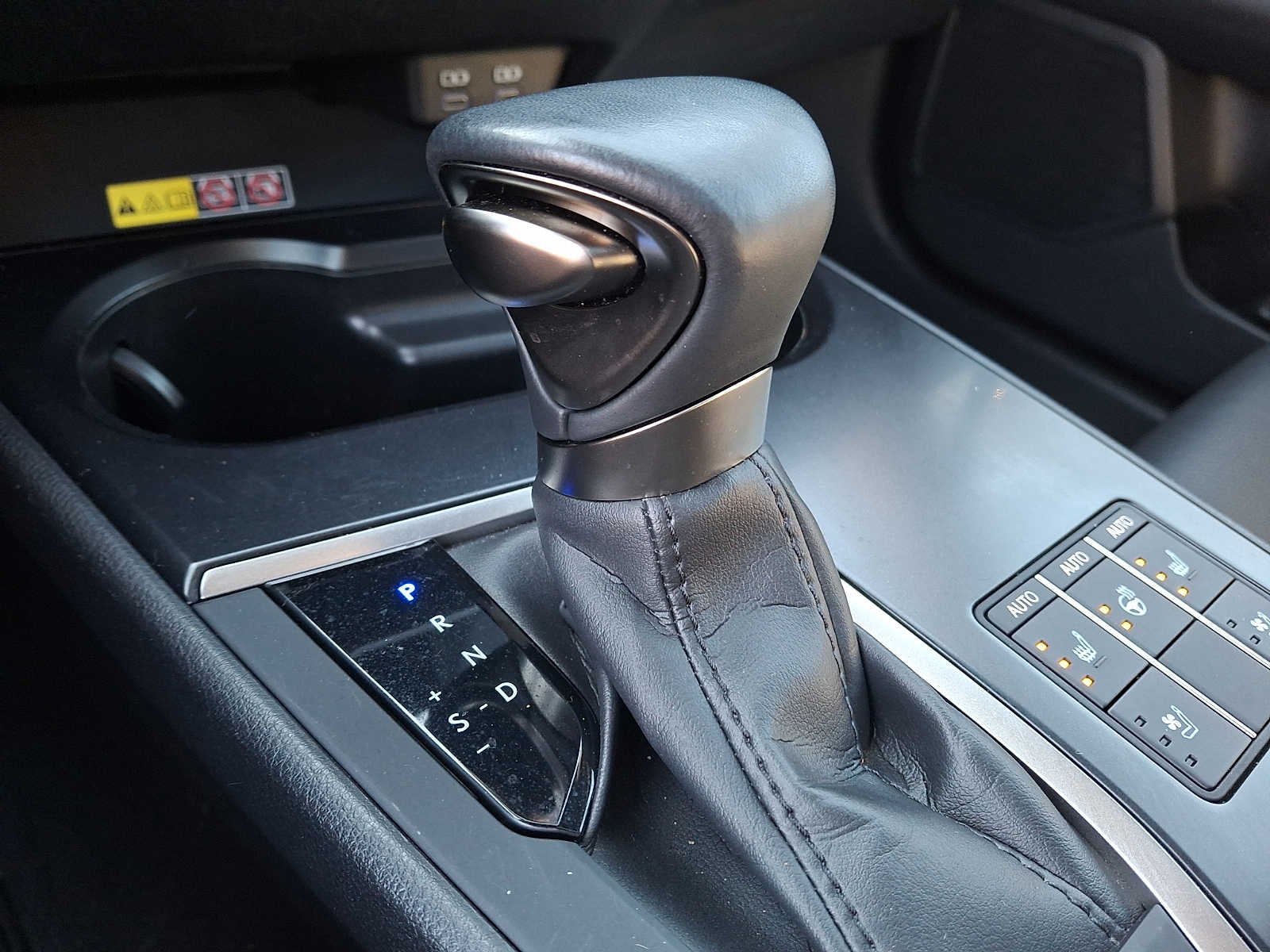 Thumbnail: 2023 Lexus UX - 13