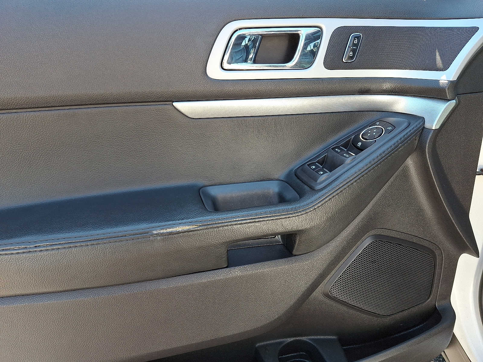 Thumbnail: 2015 Ford Explorer - 10