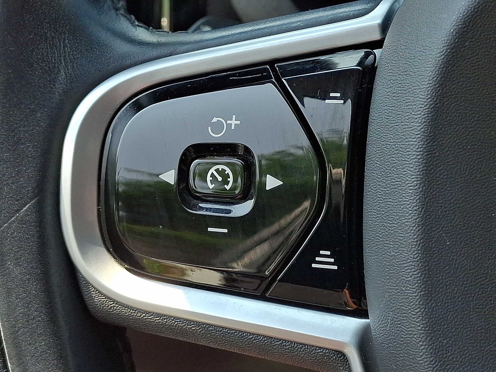 Thumbnail: 2020 Volvo XC60 - 17