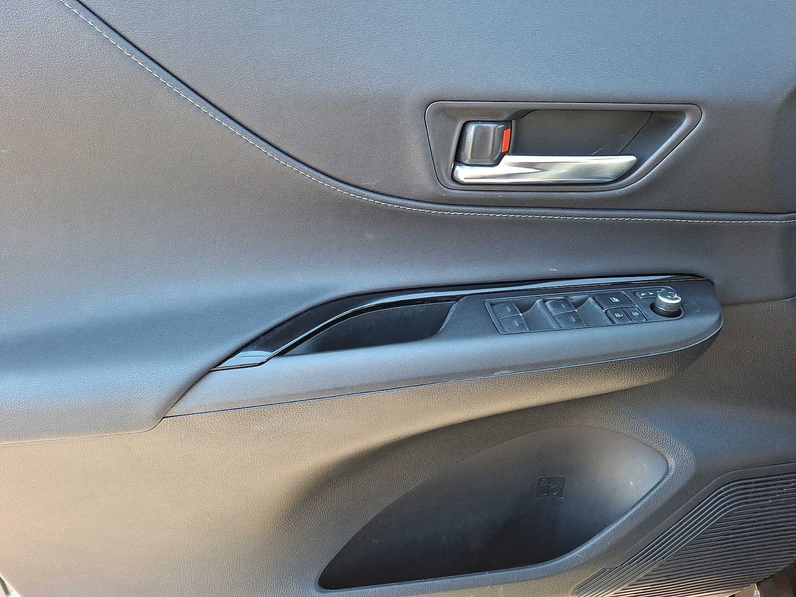 Thumbnail: 2023 Toyota Venza - 9