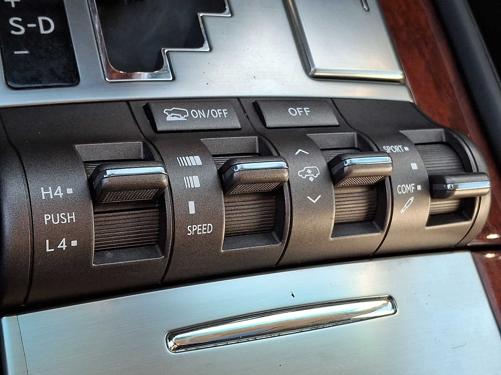 Thumbnail: 2011 Lexus LX - 25