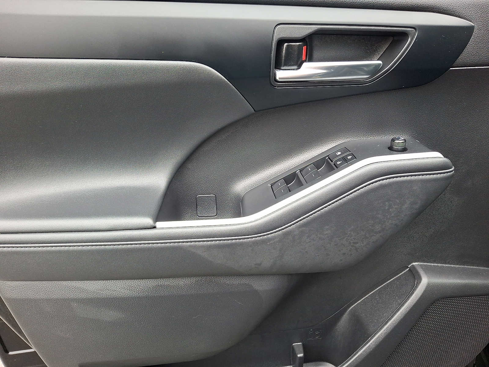 Thumbnail: 2022 Toyota Highlander - 8