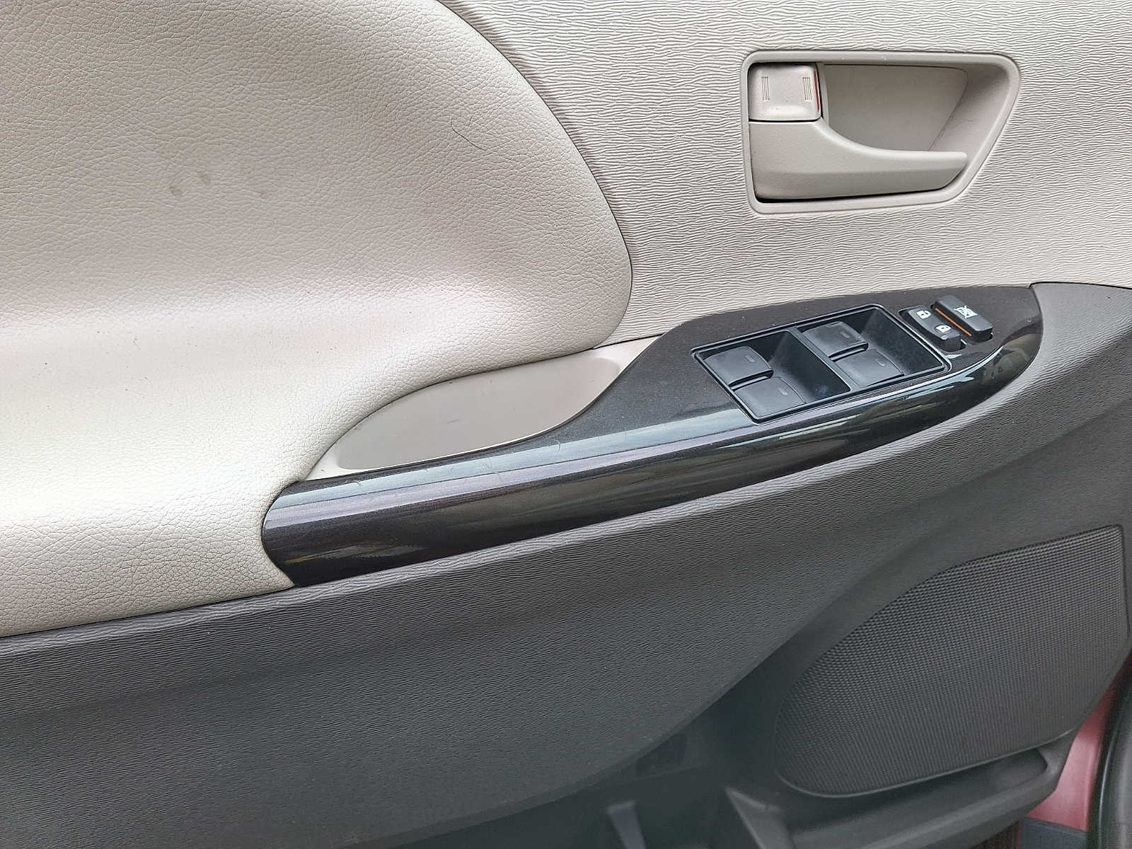 Thumbnail: 2014 Toyota Sienna - 10