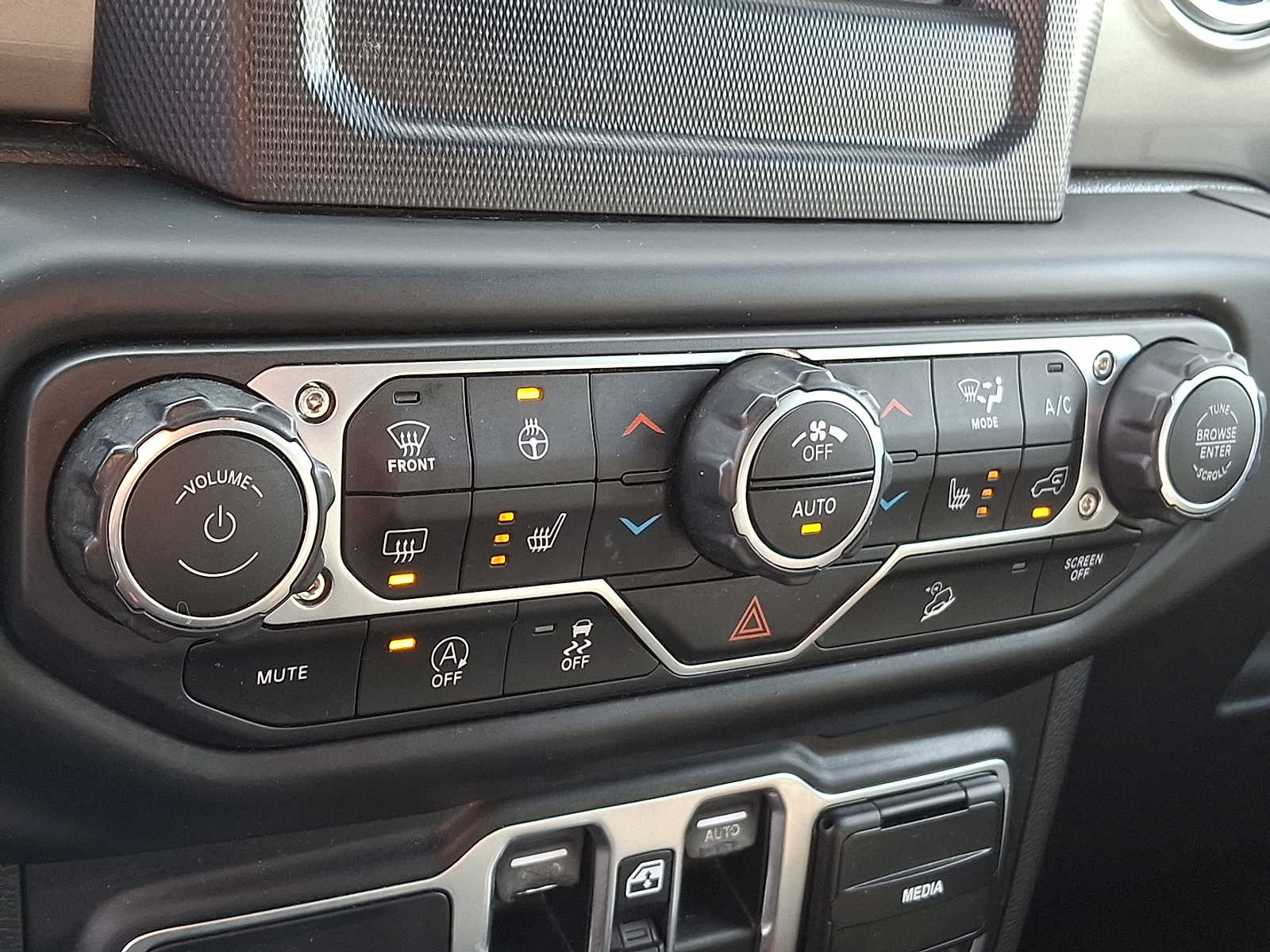 Thumbnail: 2018 Jeep Wrangler - 14