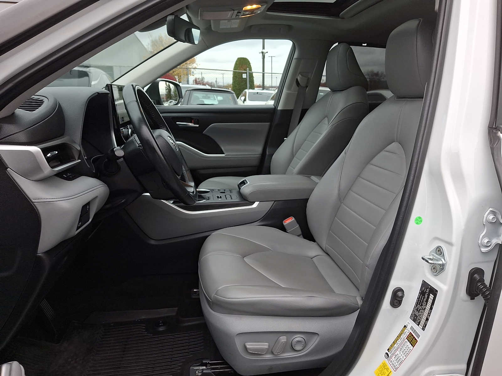 Thumbnail: 2023 Toyota Highlander - 9