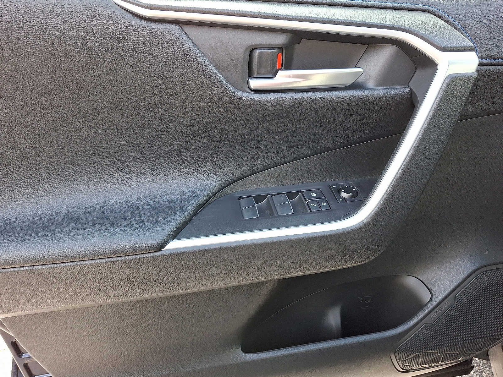 Thumbnail: 2020 Toyota RAV4 - 10