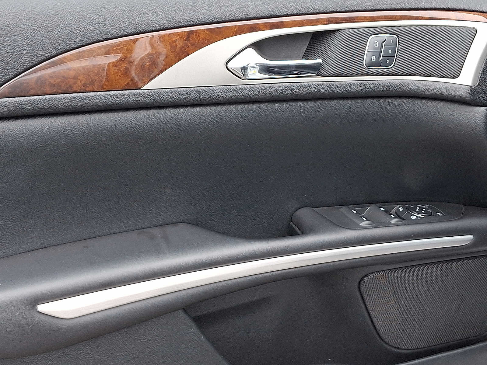 Thumbnail: 2016 Lincoln MKZ - 9