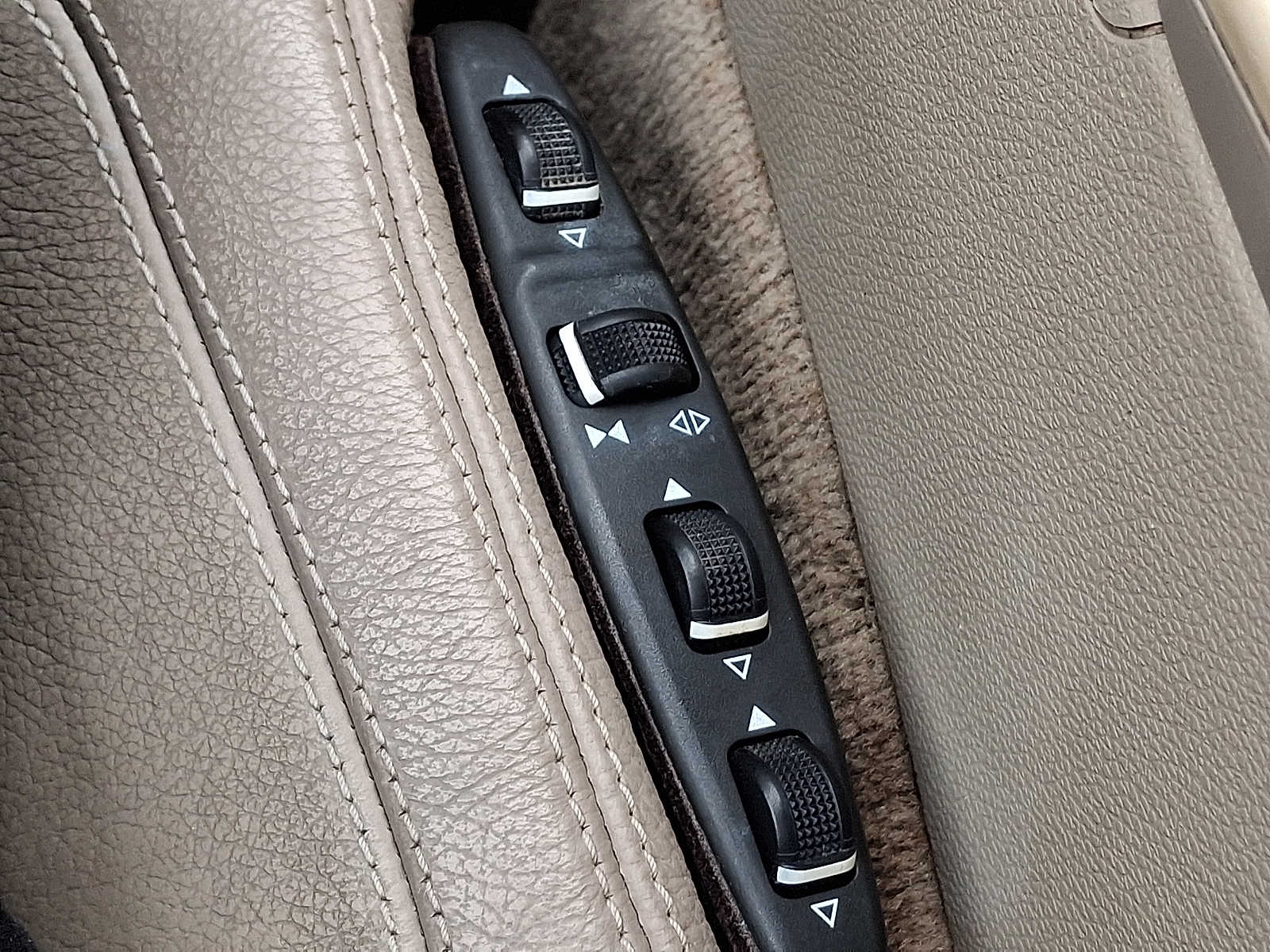 Thumbnail: 2010 Mercedes-Benz E-Class - 22
