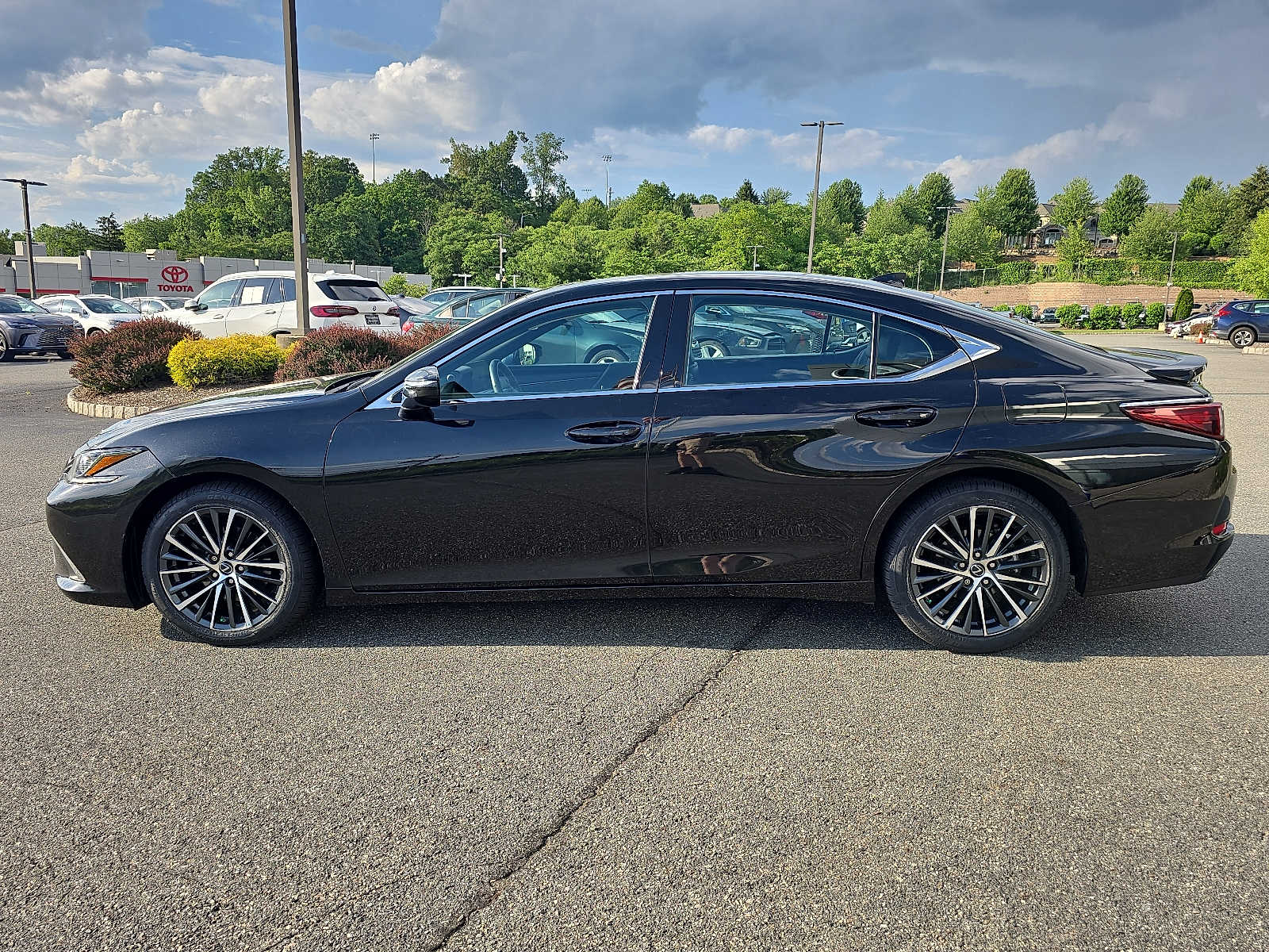 Thumbnail: 2023 Lexus ES - 7