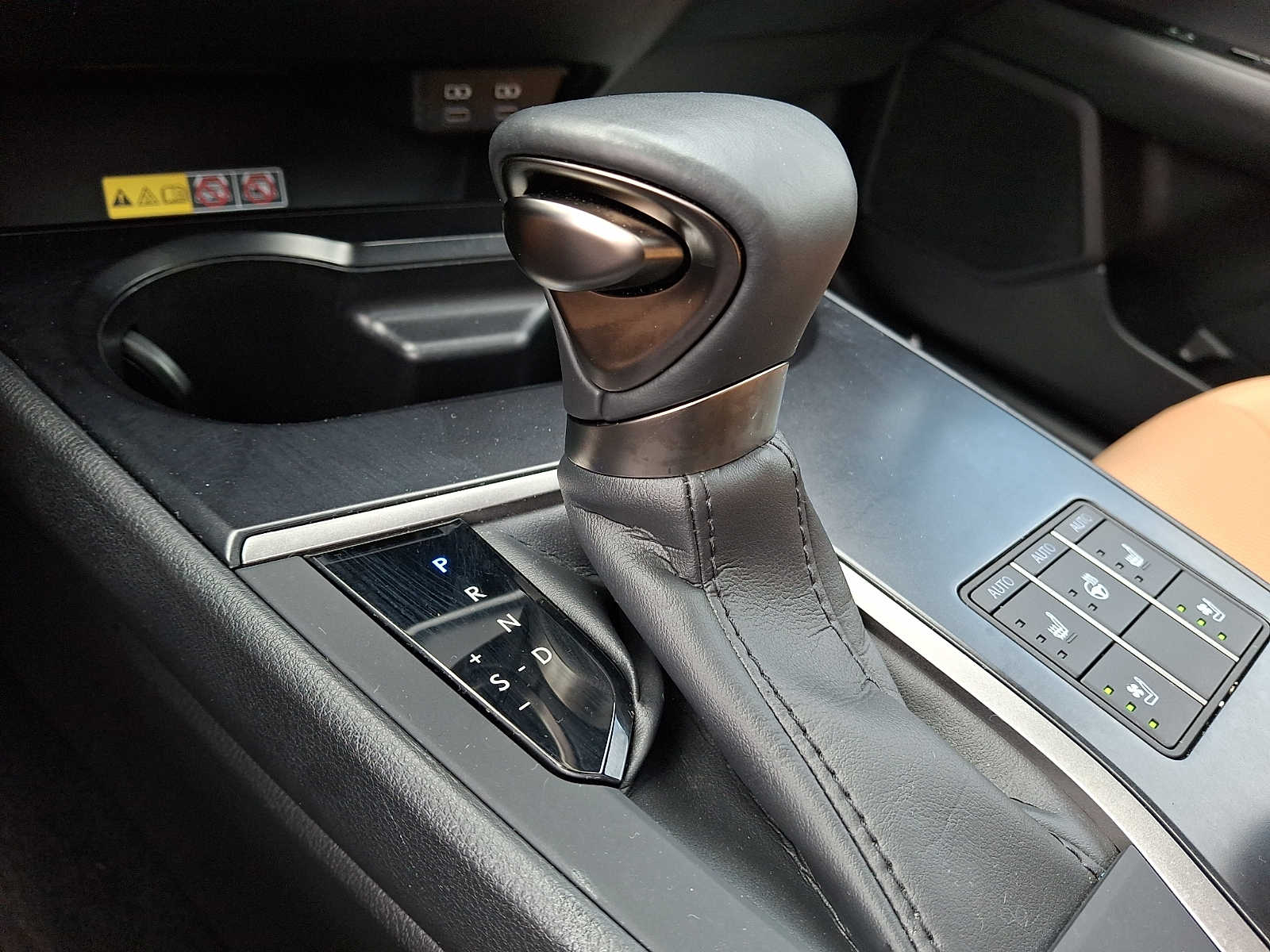 Thumbnail: 2023 Lexus UX - 13