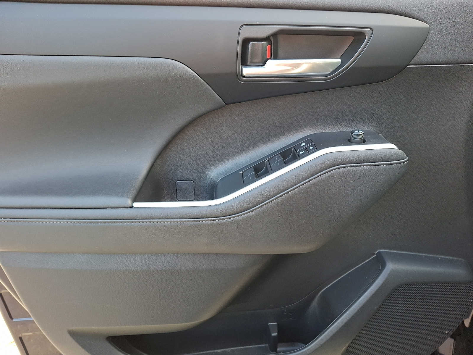 Thumbnail: 2023 Toyota Highlander - 11